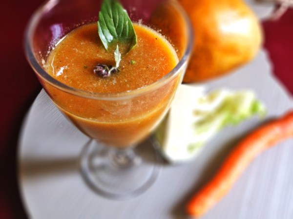 Oh, wie yummi! Asia-Kräuter-Smoothie mit Mango und Gemüse