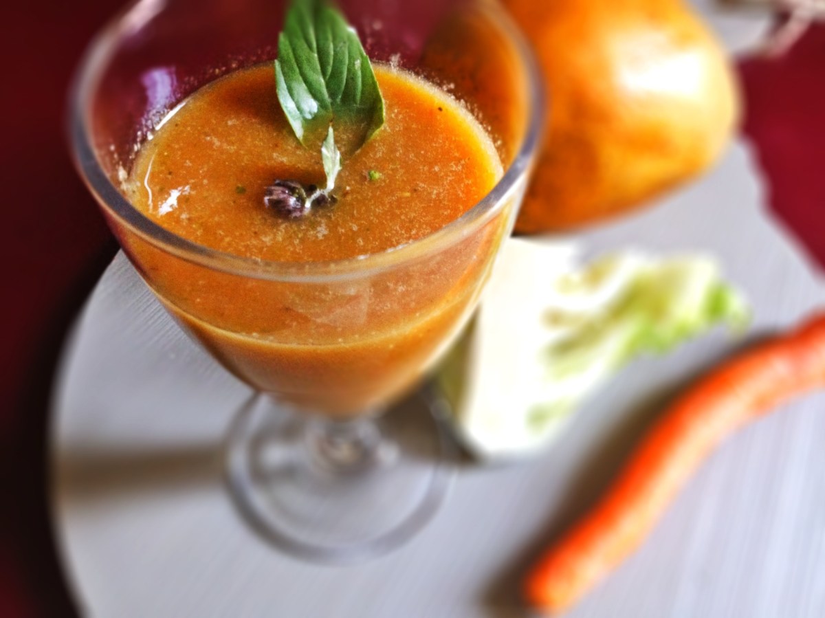 Asia-Kräuter-Smoothie mit Mango und Gemüse