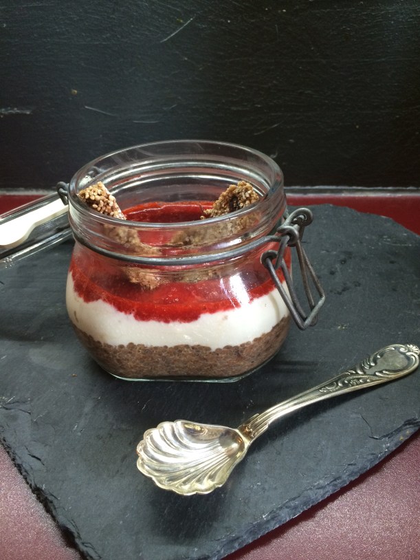 overnight oats mit sojajoghurt und erdbeerpüree (vegan)